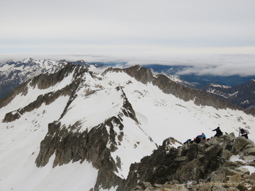El Paso de Mahoma, abajo el Pico de Coronas, siguiendo la cresta el Pico Maldito, Del Medio a la izquierda, en el centro La Maladeta